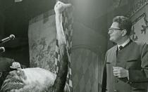 Ein Münchner OB muss bei der Salvator-Probe mit allem rechnen. 1967 wurde Hans-Jochen Vogel mit einem Vogel Strauß konfrontiert. Ein versinnbildlichtes Wortspiel und ein echter Brüller! (Bild: Paulaner / Bayerisches Wirtschaftsarchiv)
