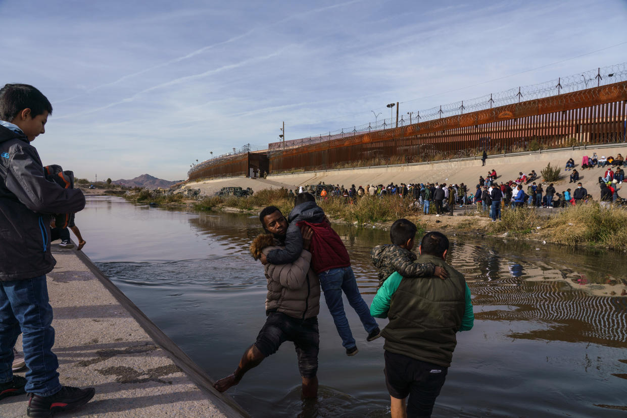 Haitianos en un refugio para migrantes en Reynosa, México, cerca de la frontera con Estados Unidos, el 4 de mayo de 2022. (Kirsten Luce/The New York Times)