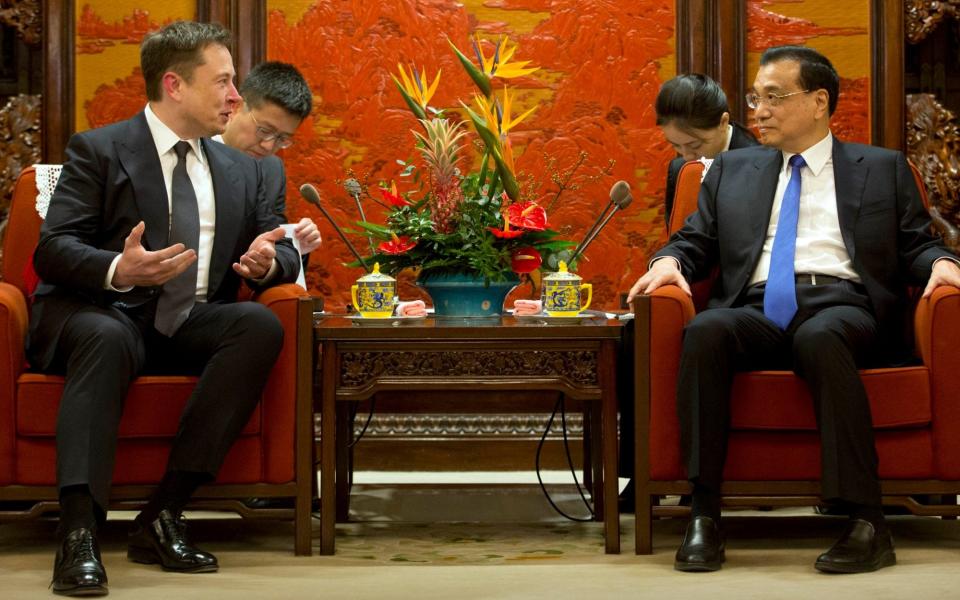 Tesla CEO Elon Musk (left) speaks to Chinese Premier Li Keqiang - MARK SCHIEFELBEIN/AFP via Getty Images