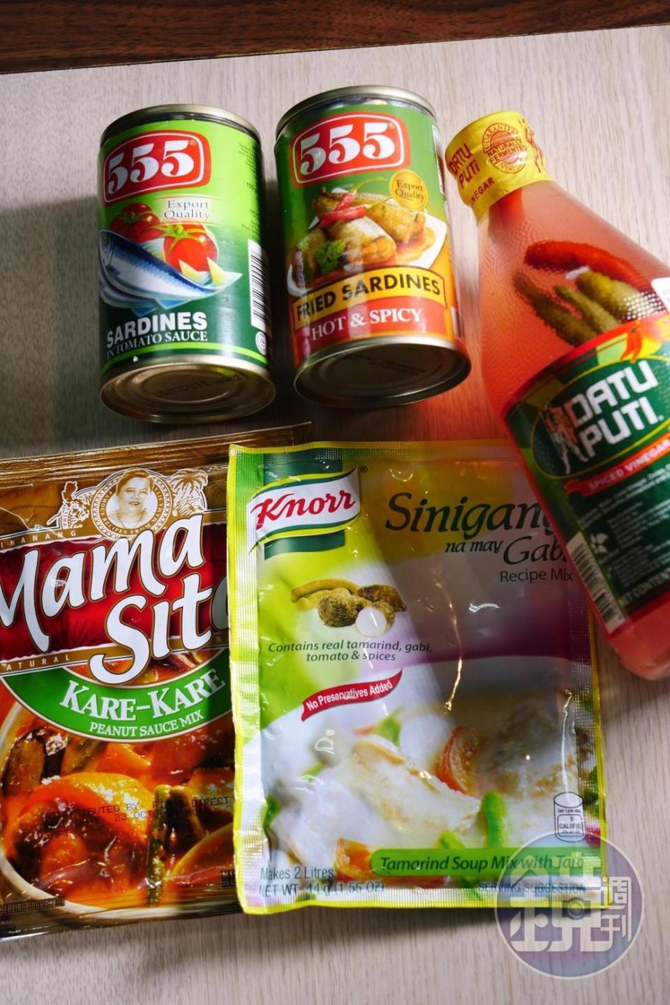 菲律賓的調味料及罐頭，調味包都是用來燉菜煮湯的，圖右的罐裝就是辣椒醋水。
