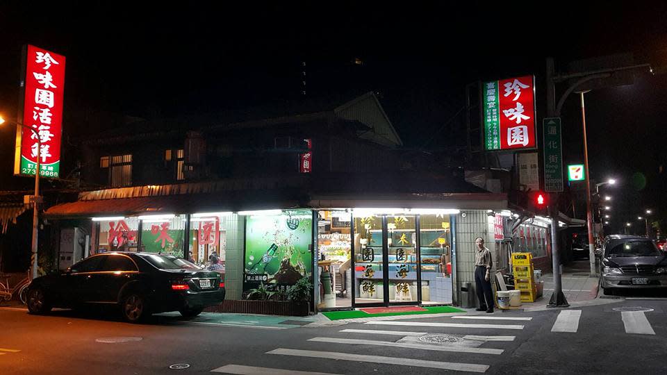 通化街又一家名店熄燈！繼青島豆漿歇業後，老字號餐廳「珍味園海鮮小館」也於4月1日收攤，老闆1日在臉書公告，因租約到期，且老闆要退休了，3月31日是最後一天營業，4月1起將正式結束營業，讓許多老客戶不捨。