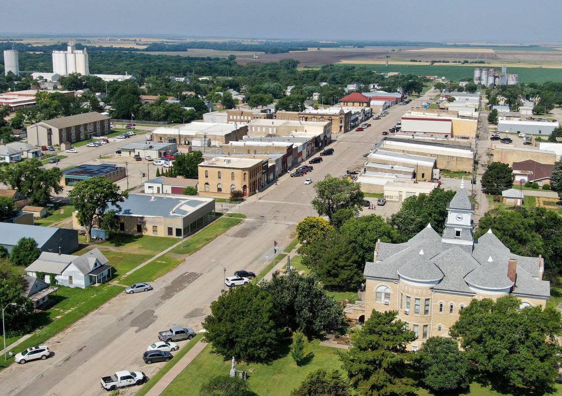 Lincoln, population about 1,200, is the county seat of Lincoln County, the so-called “post-rock capital of Kansas.” 
