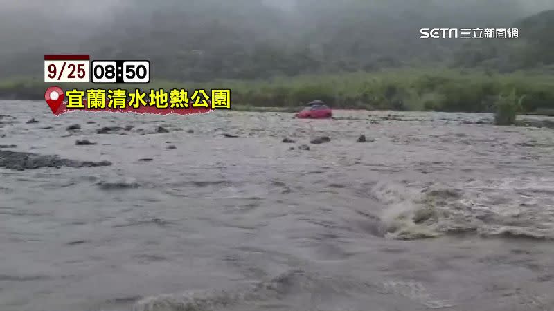 宜蘭清水地熱溪水暴漲，露營車隊卡在河床。