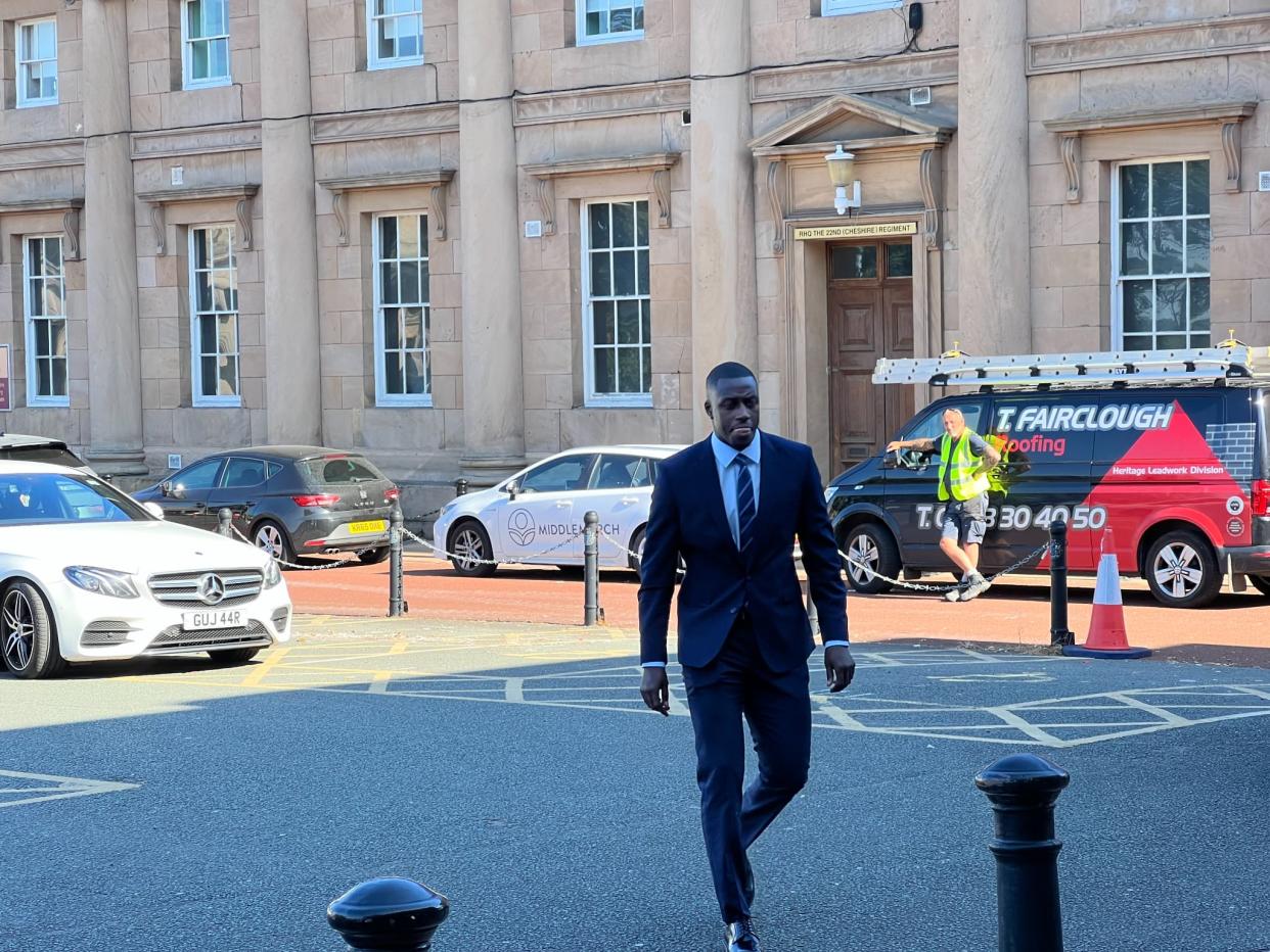 Benjamin Mendy arrive à son procès pour viols, le 10 août 2022 - RMC SPORT