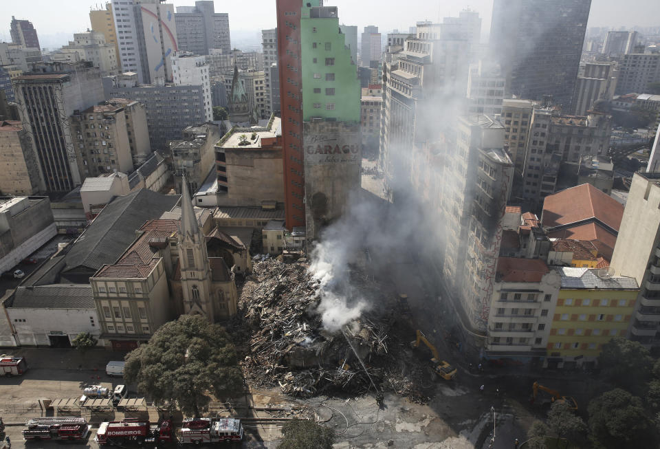 <p>Smoke billows from an abandoned government building occupied by squatters that caught fire and collapsed early the day before, in Sao Paulo, Brazil, Wednesday, May 2, 2018. (Photo: Andre Penner/AP) </p>