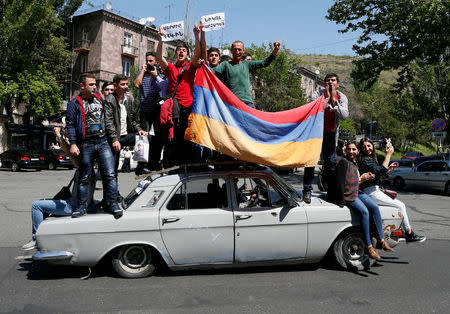 Supporters of Armenian opposition leader Nikol Pashinyan drive a car during a rally in Yerevan, Armenia April 25, 2018. REUTERS/Gleb Garanich