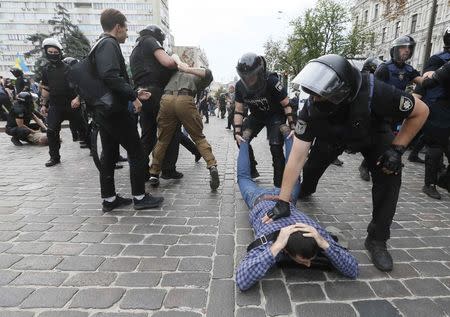 Riot police officers detain anti-LGBT protesters during the Equality March, organized by activists of the LGBT community, in Kiev, Ukraine June 17, 2018. REUTERS/Valentyn Ogirenko