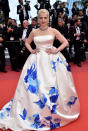 La cinéaste grecque Angela Ismailos a fait sensation sur le tapis rouge en montant les marches dans une volumineuse robe-bustier blanche sur laquelle de gigantesques fleurs bleues semblent avoir été dessinées au pinceau. Cannes, c’est aussi un atelier de peinture sur soi(e) !