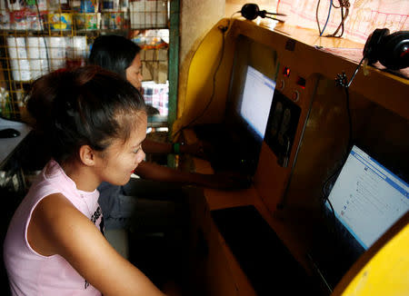 Residents surf internet at a neigbourhood computer shop in Navotas, Metro Manila, Philippines July 10, 2016. Picture taken July 10, 2016. REUTERS/Erik De Castro