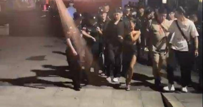 吉克雋逸日前在四川省宜賓市表演時，突遭男粉絲強抱，導致臉部受傷。（圖／翻攝自微博）