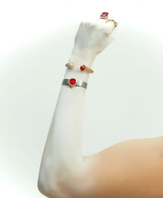 Perlée couleurs 手鐲，以玫瑰金鑲嵌圓鑽及紅玉髓 Van Cleef & Arpels / 18k玫瑰金，鑽石，紅色珠寶彩漆及米蘭網織錶帶石英機芯手表 Dior