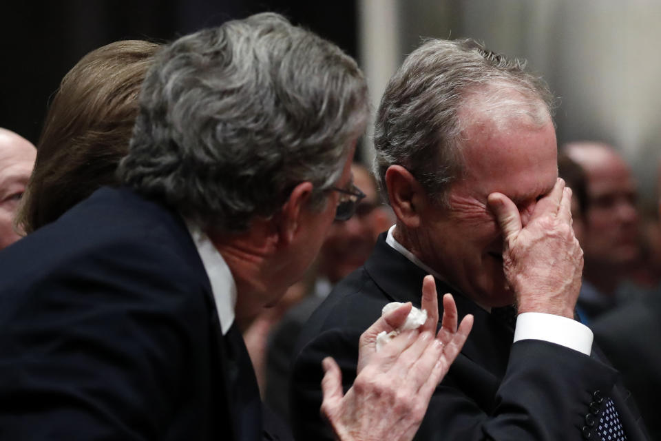 El expresidente George W. Bush, derecha, llora después de hablar en el funeral de su padre, el expresidente George H.W. Bush, en la Catedral Nacional, Washington, miércoles 5 de diciembre de 2018. (AP Foto/Alex Brandon, Pool)