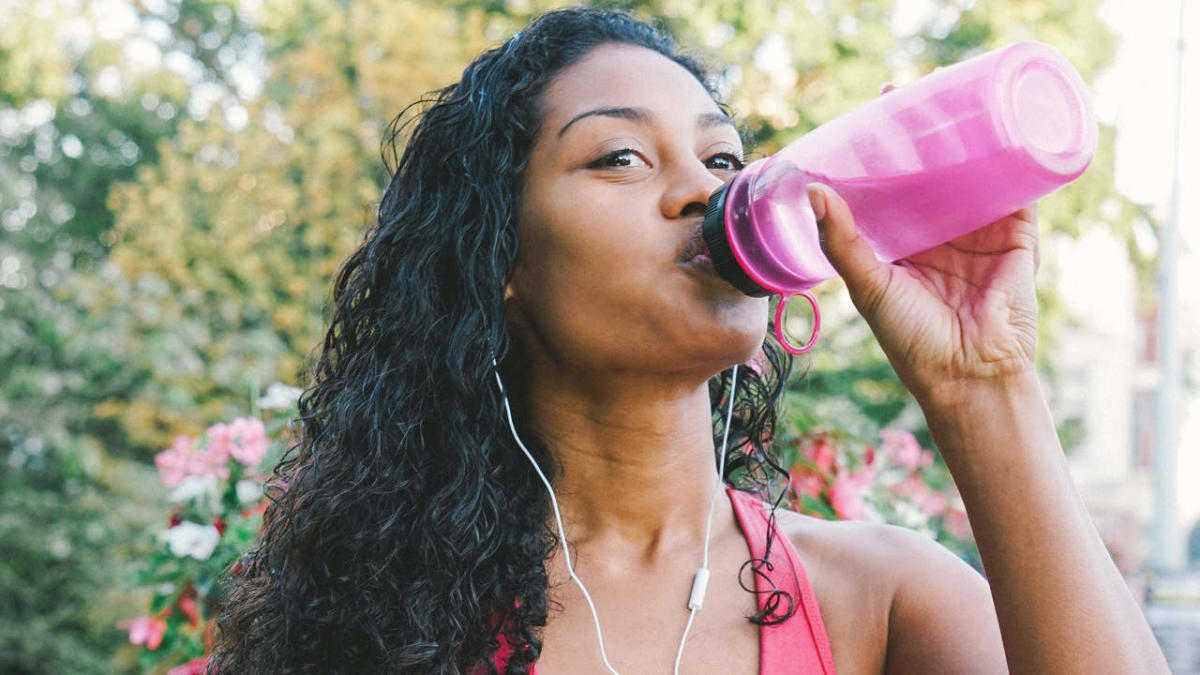 How to Clean a Water Bottle (Because Bacteria Totally Thrives in There)