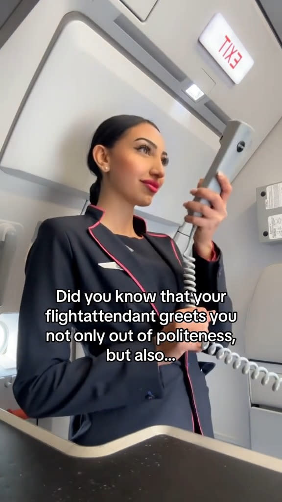 Wizz Air flight attendant Rania spills the beans on this airplane policy. @itsmekikooooo/TikTok
