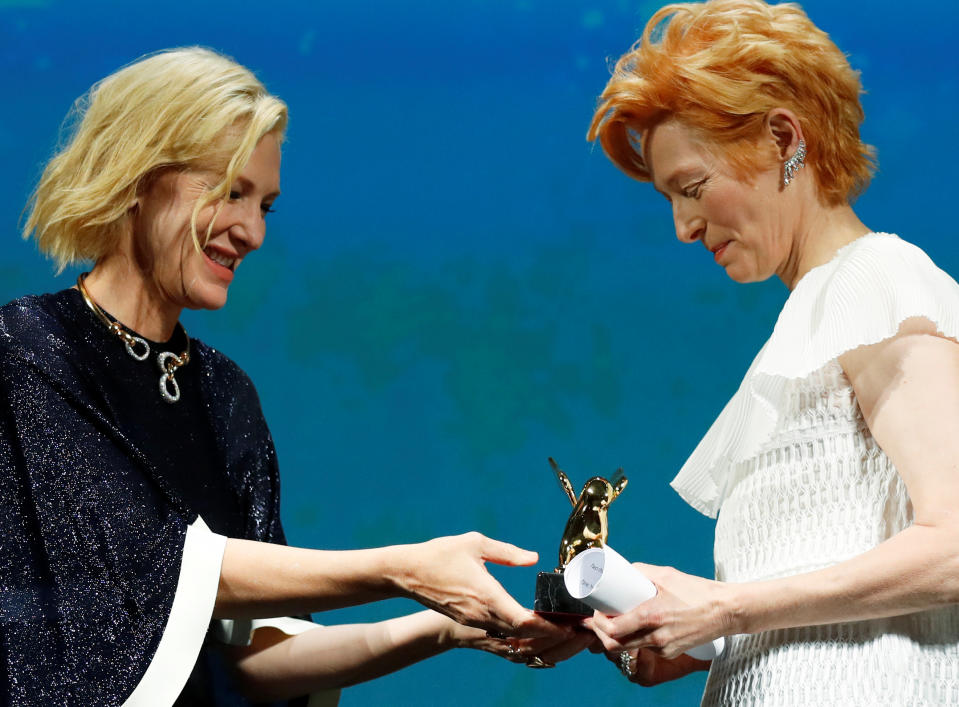 Cate Blanchett überreicht Tilda Swinton den Ehrenlöwen (Bild: Reuters/Yara Nardi)