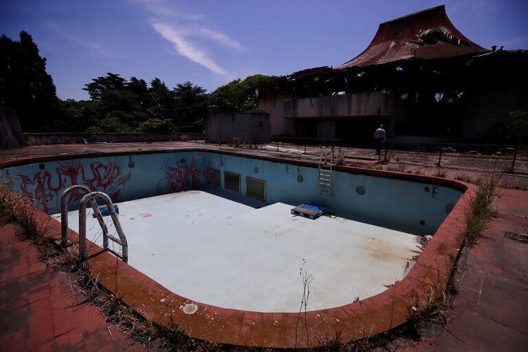 La pileta de la Confitería Neptuno con sus ventanas de cristal templado para que la gente pudiera ver a los nadadores mientras tomaba algo en el bar del subsuelo

Foto: Marcos Brindicci