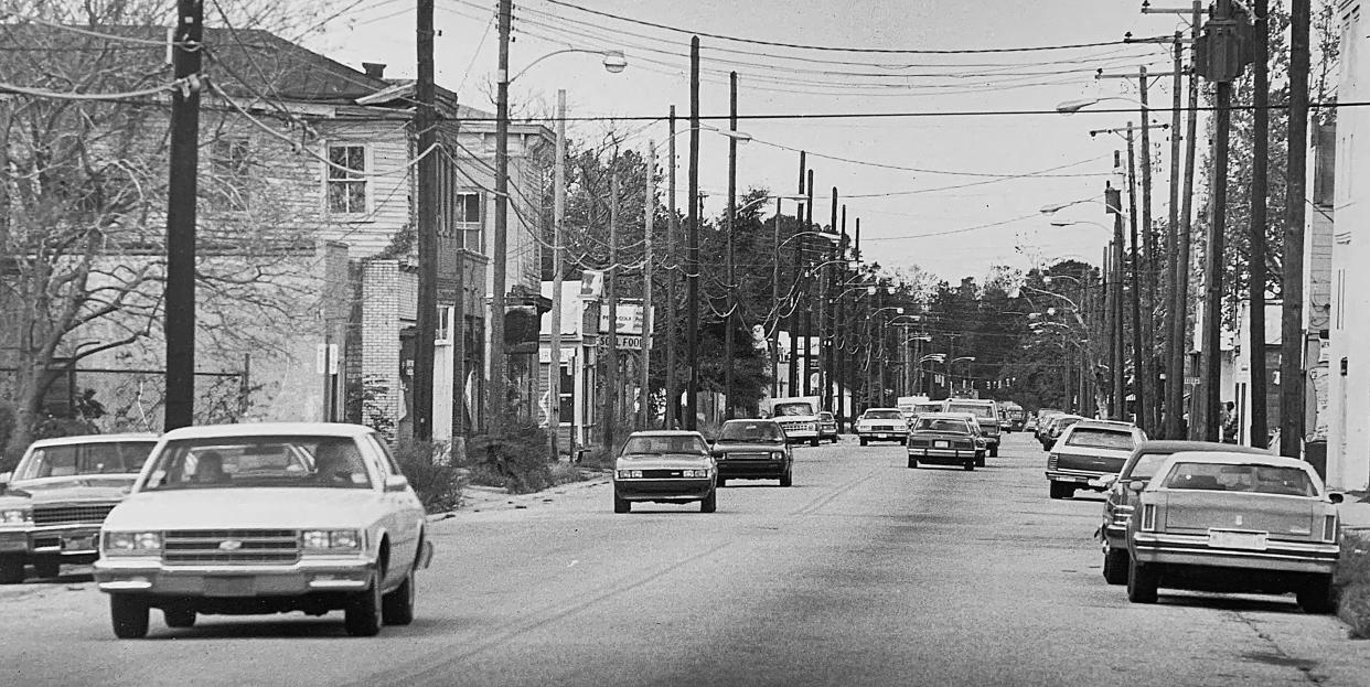 Traffic travels down North Fourth Street towards Brunswick Street on Nov. 7, 1985, in Wilmington.