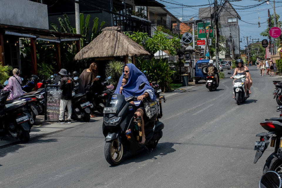 Bali está intentando controlar con la puesta en marcha de la ley que prohibe a los extranjeros rentar motos en la isla a los turistas indeseables. (Photo by Agunng Parameswara/Getty Images)