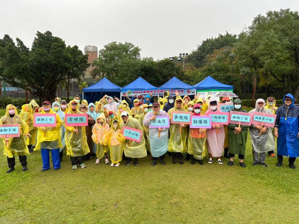 中華民國高智爾運動協會昨於板樹體育館舉辦高智爾球聯誼賽，雖寒流來襲又下雨，但球友們熱情不減開心比賽。（中華民國高智爾運動協會提供）