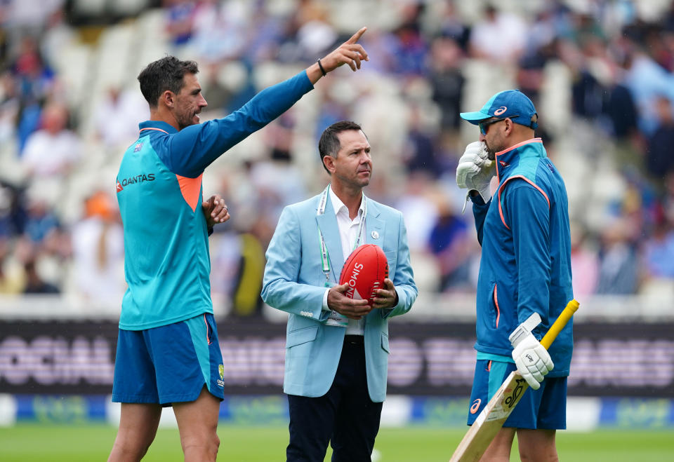 Ricky Ponting speaks to the Aussie players at Edgbaston.