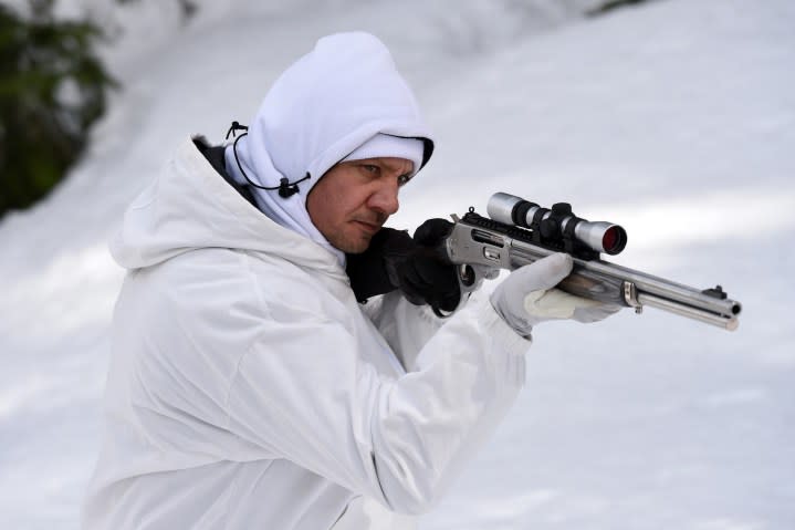 Jeremy Renner holds a rifle in Wind River.
