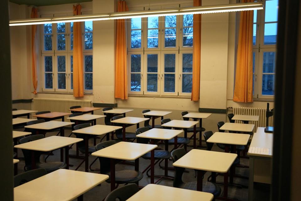 Das Corona-Dilemma: Sind die Klassenzimmer leer (und damit sicher), lernen viele Schüler leider wenig bis nichts. Vor allem schwache sowie bildungsferne Kinder und Jugendliche sind betroffen.  (Bild: ZDF/Felix Korfmann)