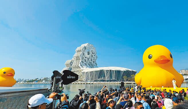 黃色小鴨首日吸引28萬人朝聖。（柯宗緯攝）