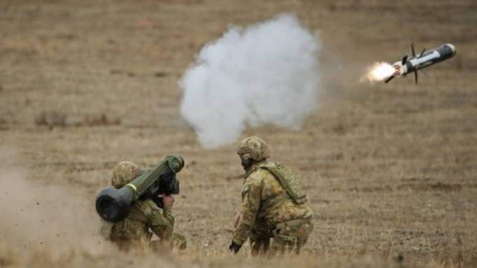 Lanzamiento de un misil Javelin de fabricación estadounidense durante un entrenamiento.