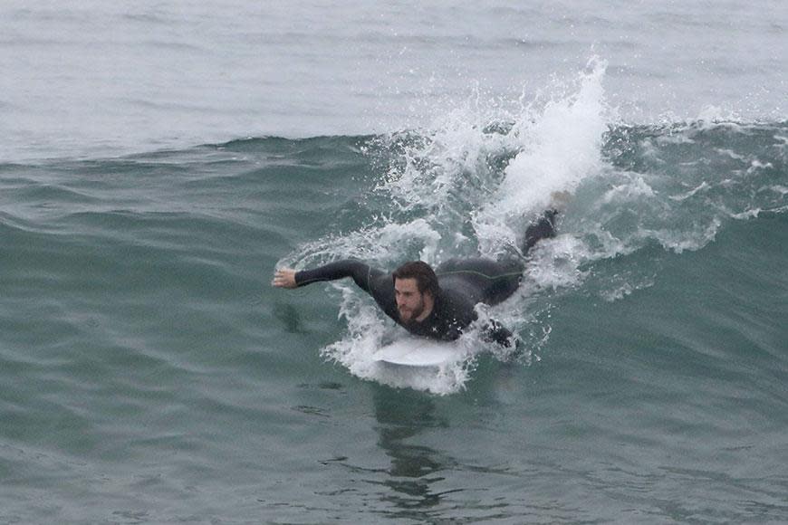 Liam Hemsworth strips off at the beach