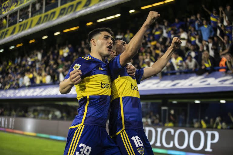 Miguel Merentiel celebra su gol, el de la victoria, junto a Vicente Taborda, que ingresó en la segunda etapa y tuvo un buen rendimiento