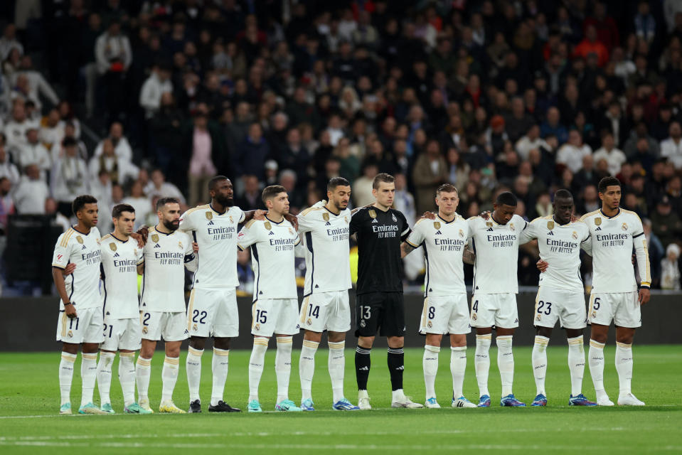 Los jugadores del Real Madrid se alinean antes del partido Real Madrid contra Granada de Laliga, en el  Santiago Bernabeu de Madrid, el 2 de diciembre de 2023. (REUTERS/Isabel Infantes)s