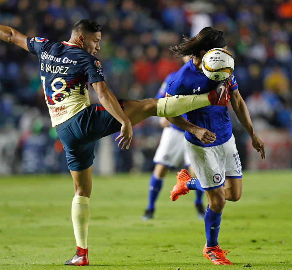 <p>America’s Bruno A. Valdez, left, strikes the ball off the head of Cruz Azul’s Gerardo Flores during a Mexico soccer league match, in Mexico City, Thursday, Nov. 23, 2017. (AP Photo/Eduardo Verdugo) </p>