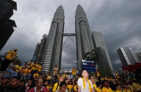People gather to listen to former Malaysian prime minister Mahathir Mohammad speak during a 1MDB protest organized by pro-democracy group Bersih, calling for Prime Minister Najib Abdul Razak to resign, in Kuala Lumpur, Malaysia November 19, 2016. REUTERS/Edgar Su