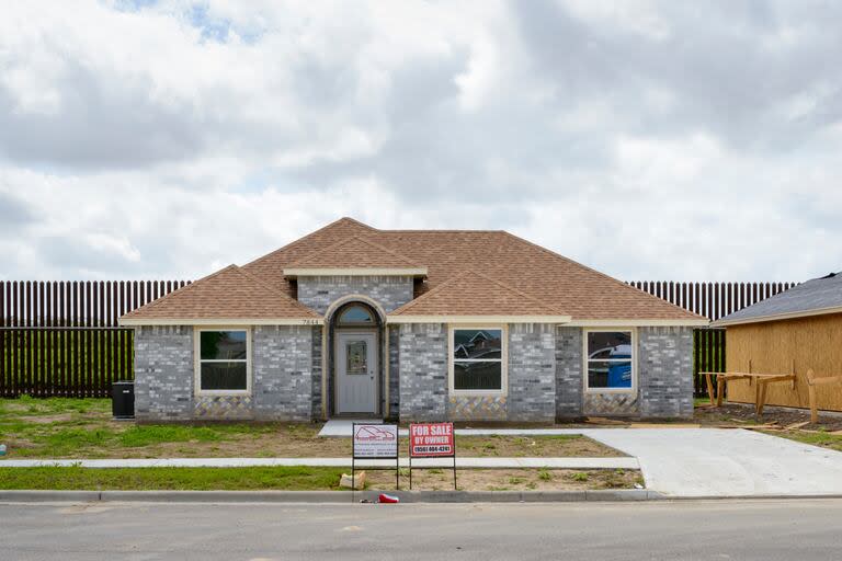 Una casa nueva a la venta a lo largo de una valla fronteriza en Brownsville, Texas, el 24 de marzo de 2024.