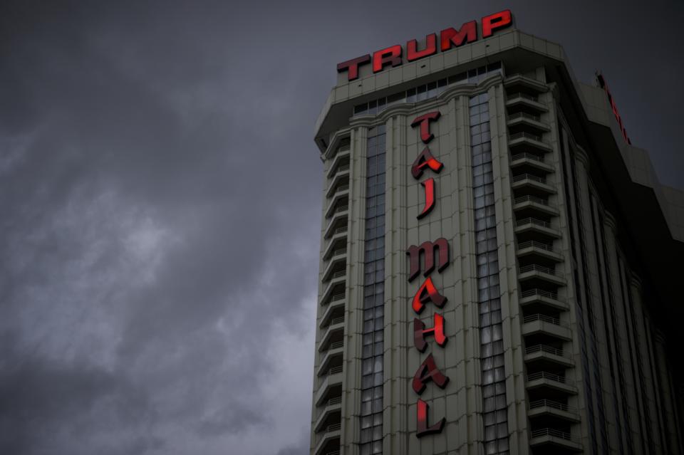 Una tormenta se aproxima al casino Taj Mahal de Trump, poco antes de su cierre definitivo, en Atlantic City, Nueva Jersey, el 1.° de julio de 2016. (Mark Makela/The New York Times).