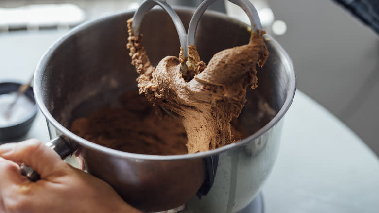 stand mixer bowl with batter