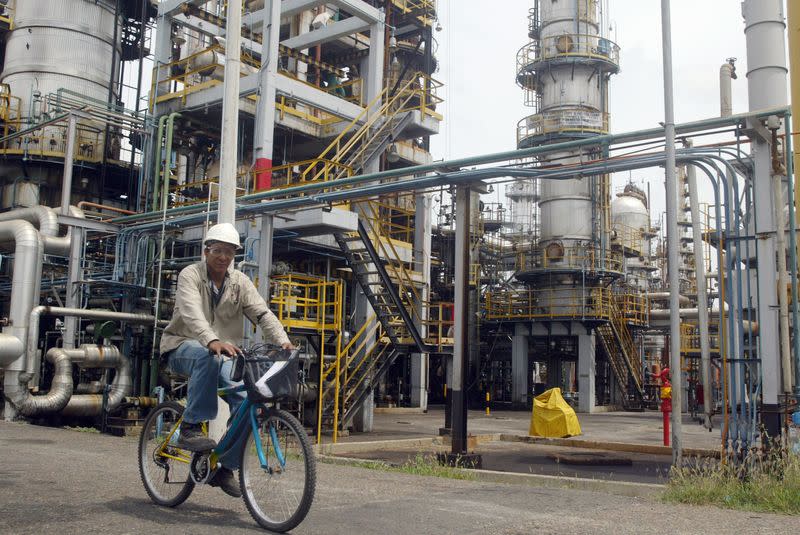 Foto de archivo. Un trabajador se desplaza en bicibleta en la Refinería de Cartagena, propiedad de Ecopetrol, en Cartagena