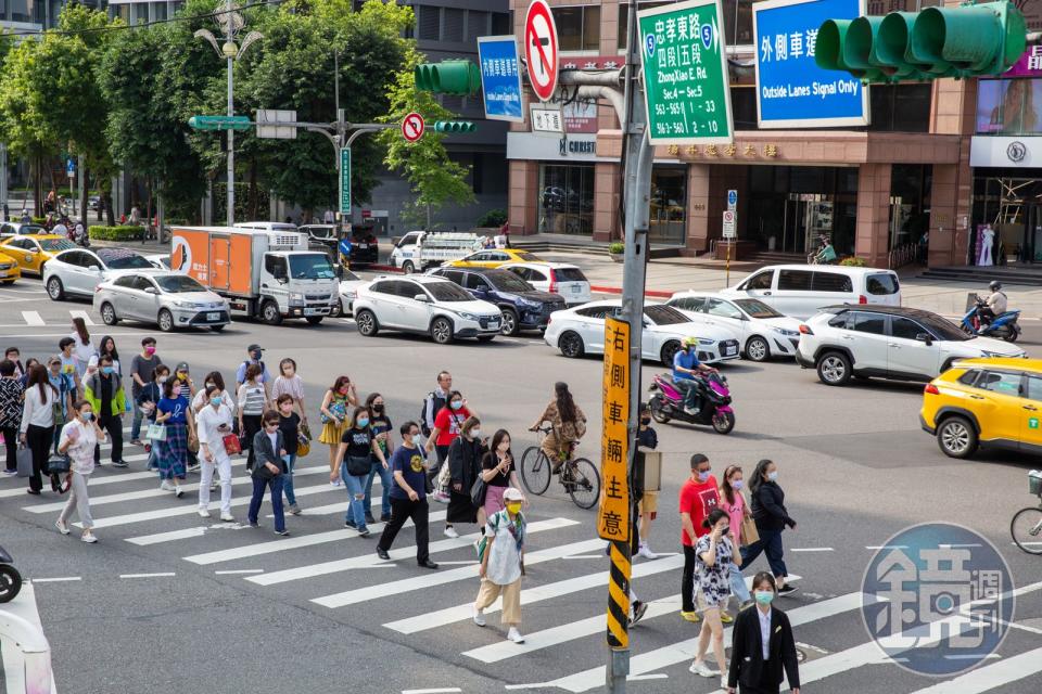 行人路權是近幾年台灣社會十分關注的議題，沒想到近日卻因國中生藝術比賽引發相關爭議。（示意圖）