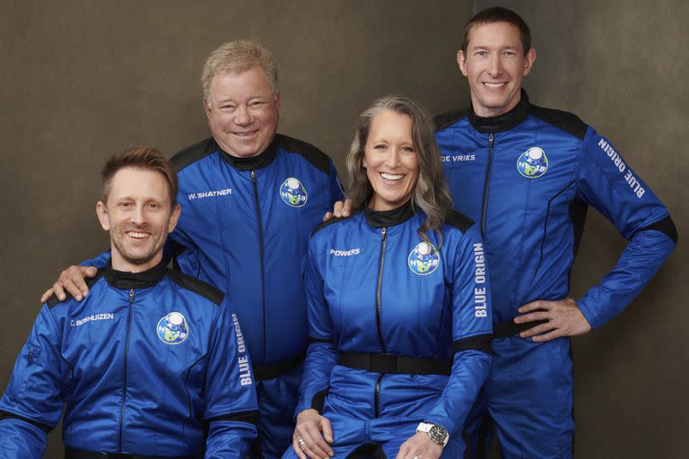 Chris Boshuizen, William Shatner, Audrey Powers y Glen de Vries, la tripulación del un vuelo que para los trekkies ha sido histórico