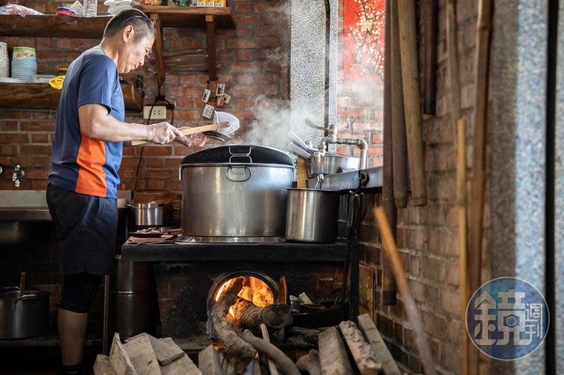 屏東高樹鄉「大路關老麵店」至今仍堅持用柴火來煮麵、熬湯。