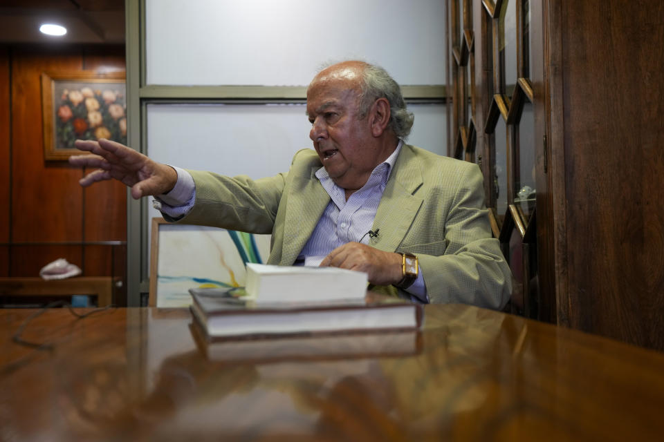 Rodolfo Reyes, sobrino del fallecido poeta chileno Pablo Neruda, en una entrevista en Santiago, Chile, el jueves 22 de febrero de 2024. Una corte de apelaciones ordenó el martes 20 de febrero en Chile reabrir el caso sobre la muerte del escritor, reconociendo que la investigación no fue exhaustiva y que nuevas diligencias pueden dar claridad sobre la causa de muerte. En diciembre pasado, una jueza chilena desestimó practicar nuevas diligencias que apuntan hacia otras causas distintas al cáncer que consta en su certificado de defunción. (AP Foto/Esteban Félix)