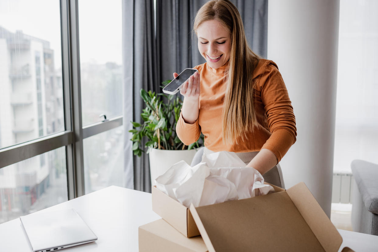 Mujer abriendo caja de productos 