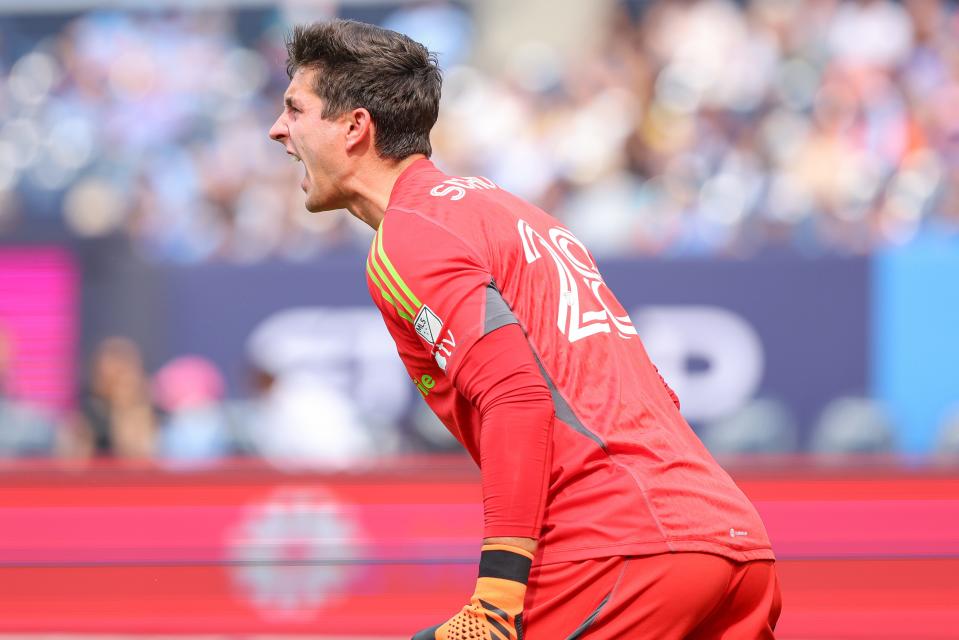 17 juin 2023 ;  New York, New York, États-Unis ;  Le gardien de Columbus Crew Patrick Schulte (28 ans) réagit au cours de la première mi-temps contre le New York City FC au Yankee Stadium.  Crédit obligatoire : Vincent Carchietta - USA TODAY Sports