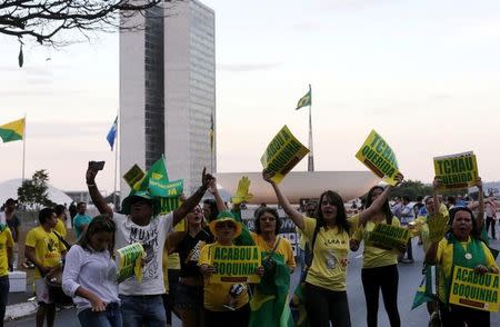 Brazilans demonstrate in favor of the impeachment of President Dilma Rousseff in front of the Brazilian National congress in Brasilia, Brazil, May 11, 2016. REUTERS/Paulo Whitaker