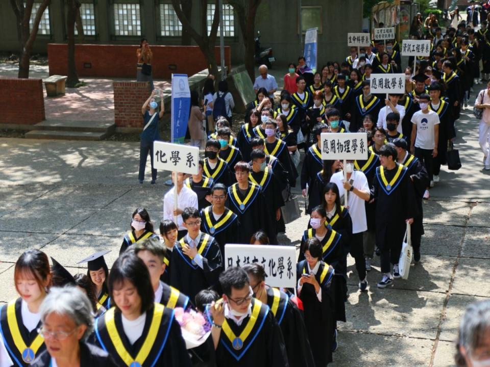 東海大學畢業典禮，學長蔡其昌演講時，勉勵畢業生面對迷茫擁抱失敗。（圖：東海大學提供）