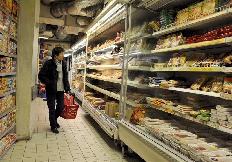 Un cliente observa las estanterías de un supermercado. Foto: EFE/Archivo