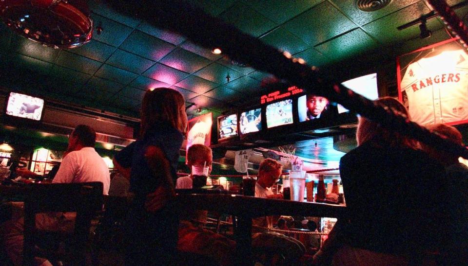 A typical scene at Bobby V’s Sports Gallery Cafe in south Arlington, as shown Oct. 3, 2000.