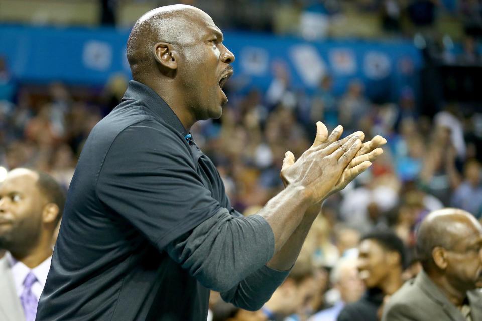 La leyenda del básquetbol, Michael Jordan, propietario de los Charlotte Hornets, anima a sus jugadores contra Milwaukee Bucks, en el Time Warner Cable Arena, el 29 de octubre de 2014 en Charlotte, Carolina del Norte (GETTY IMAGES NORTH AMERICA/AFP/Archivos | Streeter Lecka)