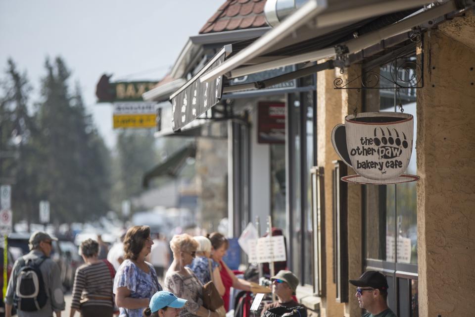 <cite class="credit"><em>Photo by Rocky Mountaineer</em> | The Bear’s Paw Bakery’s second location, The Other Paw Bakery Cafe, in Jasper, Alberta</cite>