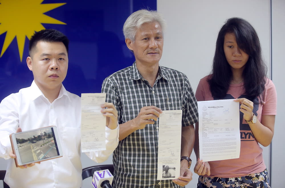 Ng (centre) claimed that one of the policemen manning the road block got agitated and pulled his car key from the ignition in an effort to get him to alight from his car. — Picture by Farhan Najib